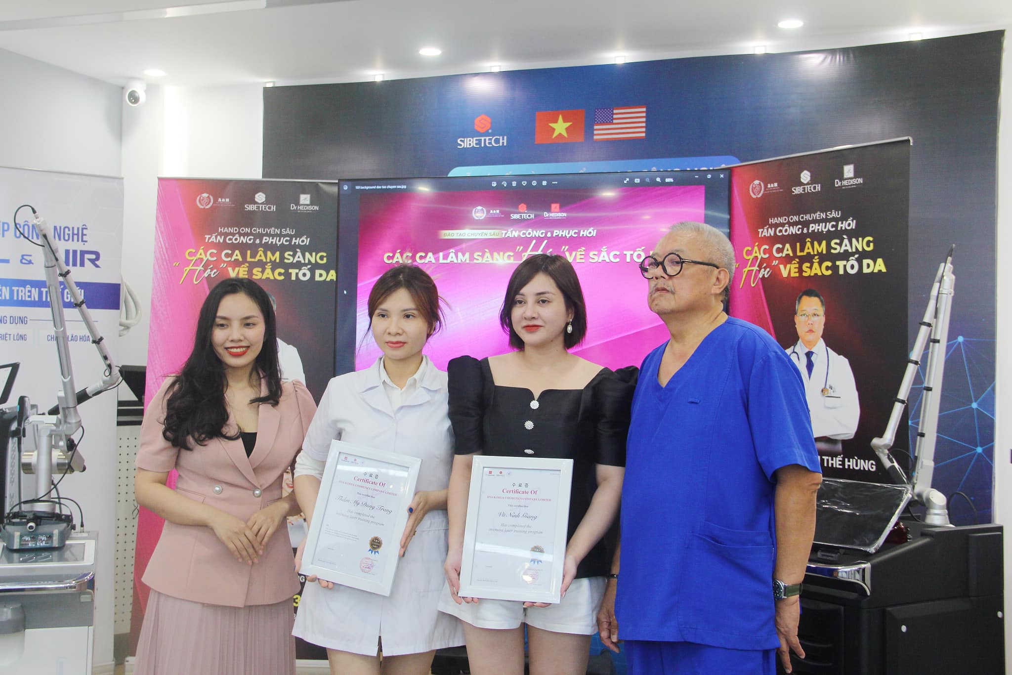 Bác sĩ Hùng cùng với bác sĩ Trang trao chứng nhận cho các học viên
